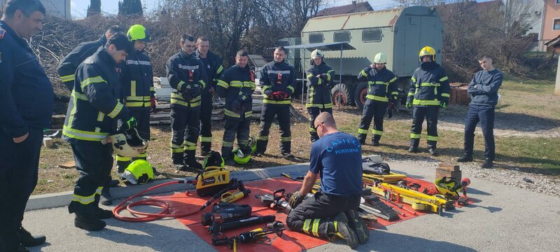 Обука ватрогасаца за техничке интервенције